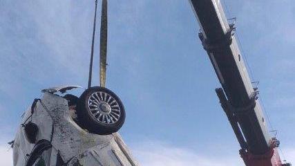 Finisce fuori strada in auto: esce da sola dall'abitacolo