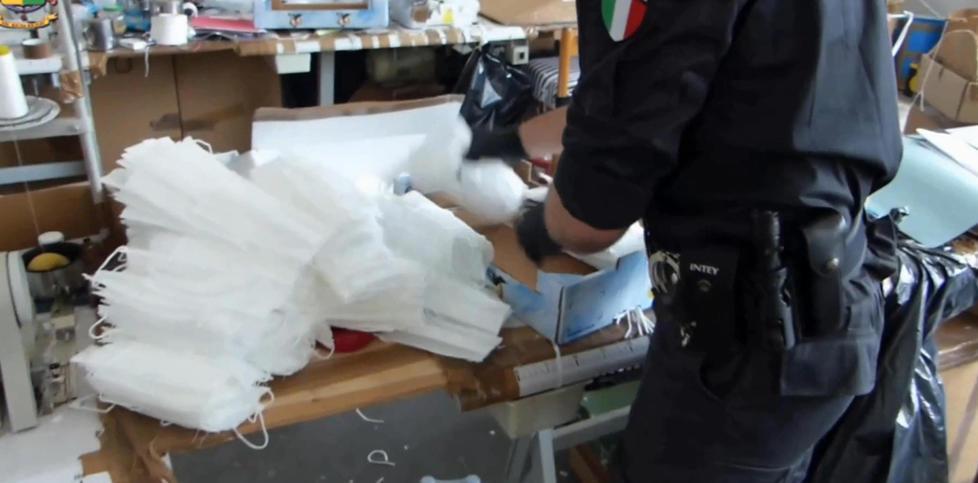 Mascherine taroccate in Toscana, i retroscena dell'inchiesta: «Così guadagniamo 7 milioni anziché 3» 