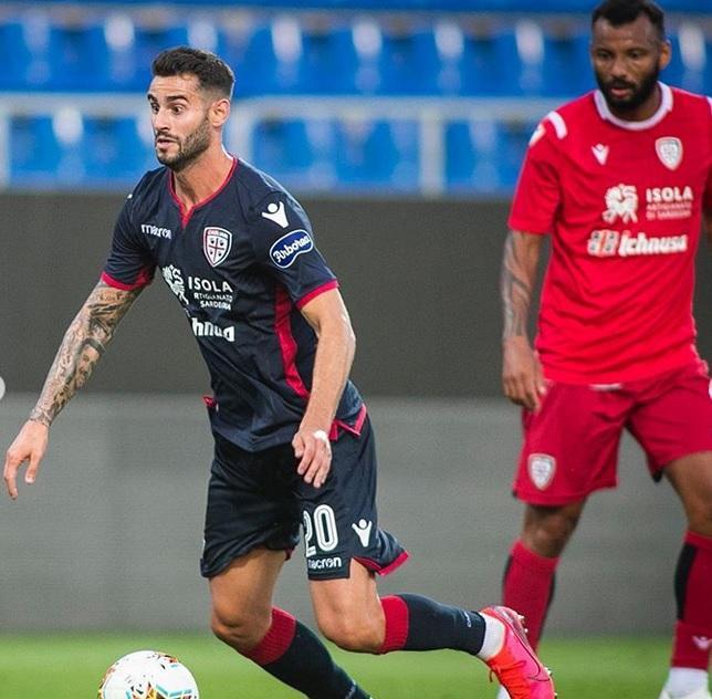 Pereiro in azione sotto lo sguardo di Joao Pedro