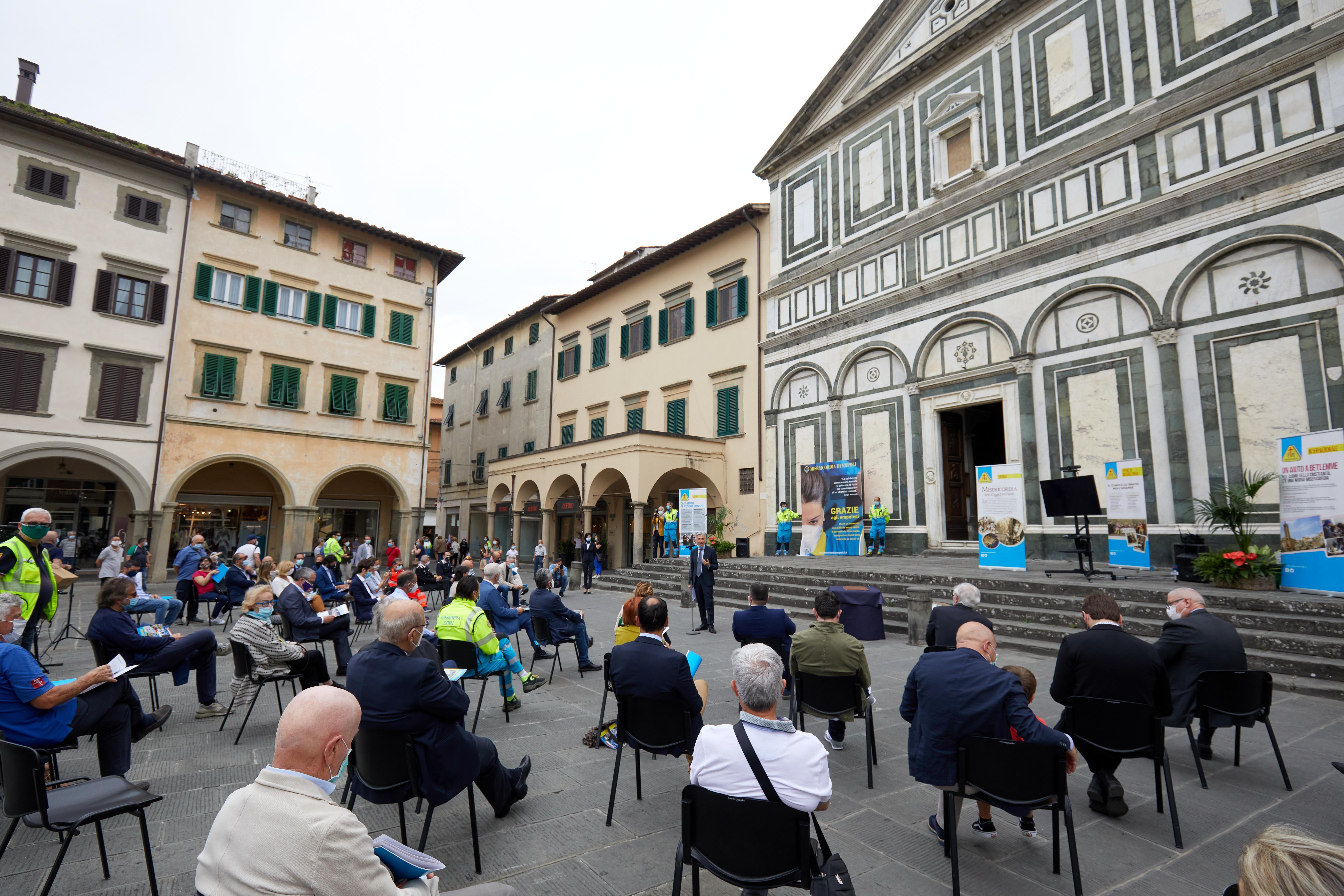 La consegna del materiale sanitario e la consegna dei riconoscimenti ai donatori durante la cerimonia in piazza Farinata degli Uberti (foto Carlo Sestini)