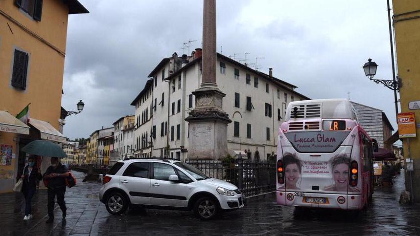 Lucca, tra nuove gestioni e attività chiuse Via della Fratta viaggia a due velocità