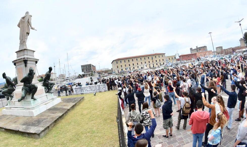 Uniti contro il razzismo ai piedi dei Quattro Mori: «Ma la statua non si tocca» 