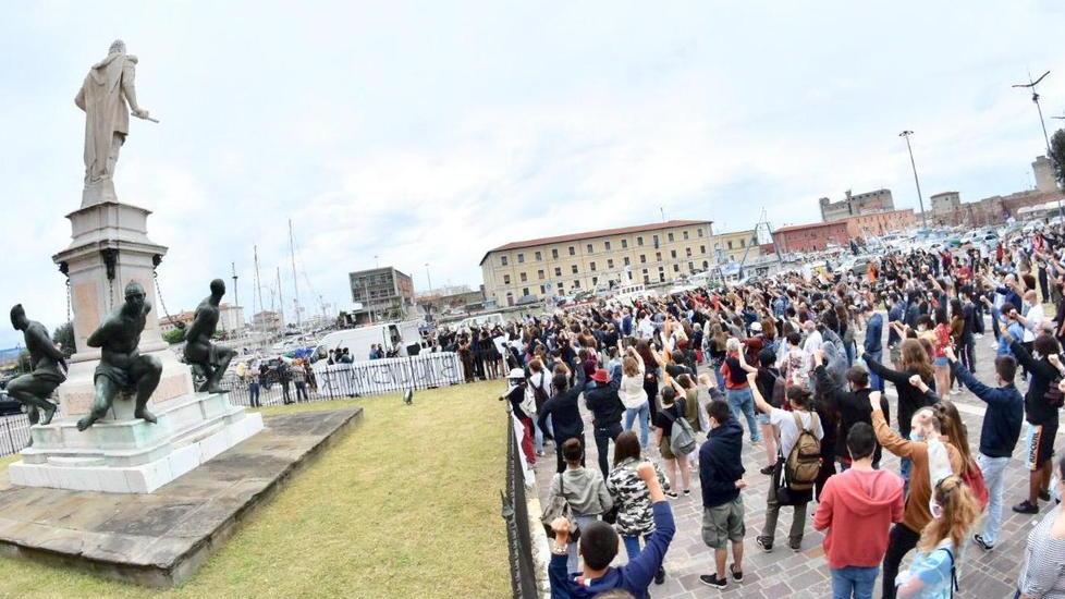 Uniti contro il razzismo ai piedi dei Quattro Mori: «Ma la statua non si tocca»