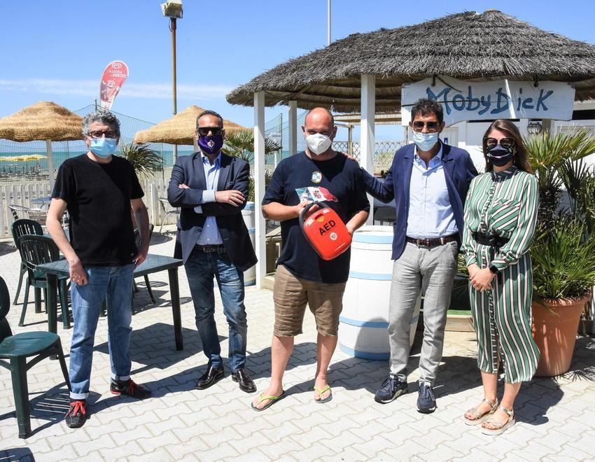 Da sinistra Guariglia, Lamioni, Guerrini, Ciani e Ferri per la consegna del defibrillatore al Moby Dick (Foto Agenzia Bf)