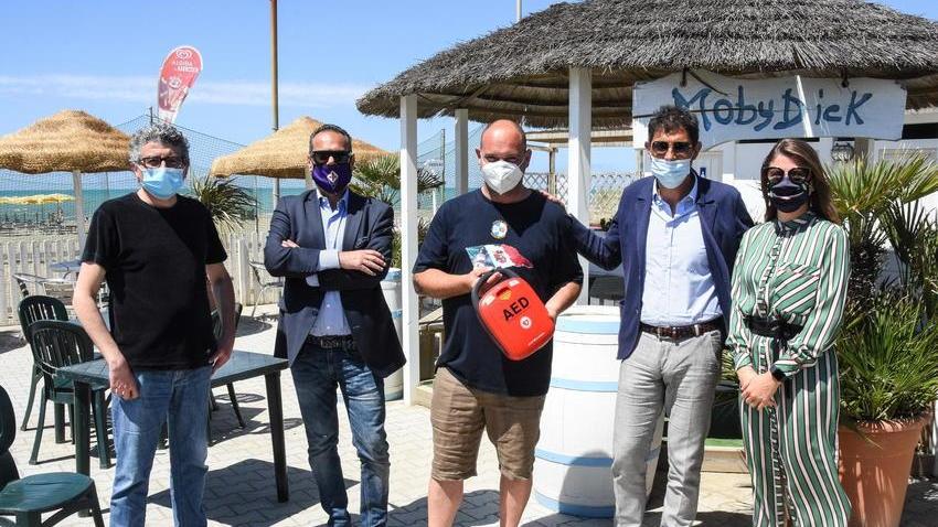 Da sinistra Guariglia, Lamioni, Guerrini, Ciani e Ferri per la consegna del defibrillatore al Moby Dick (Foto Agenzia Bf)