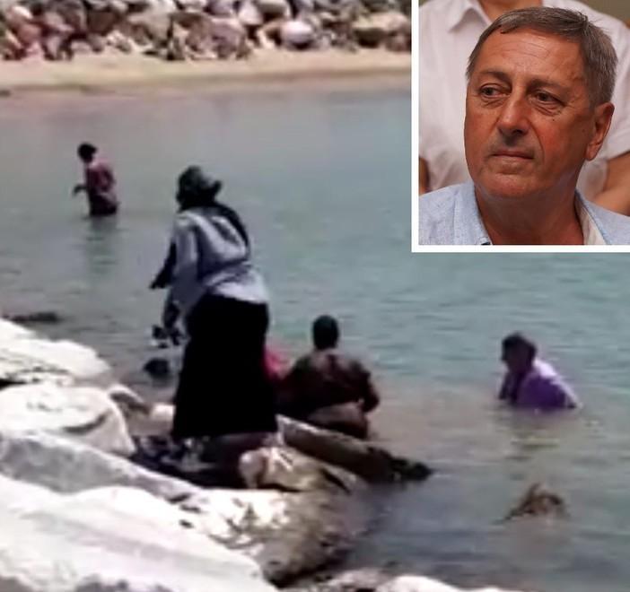 Consigliere comunale si tuffa in mare con la camicia e salva due donne 