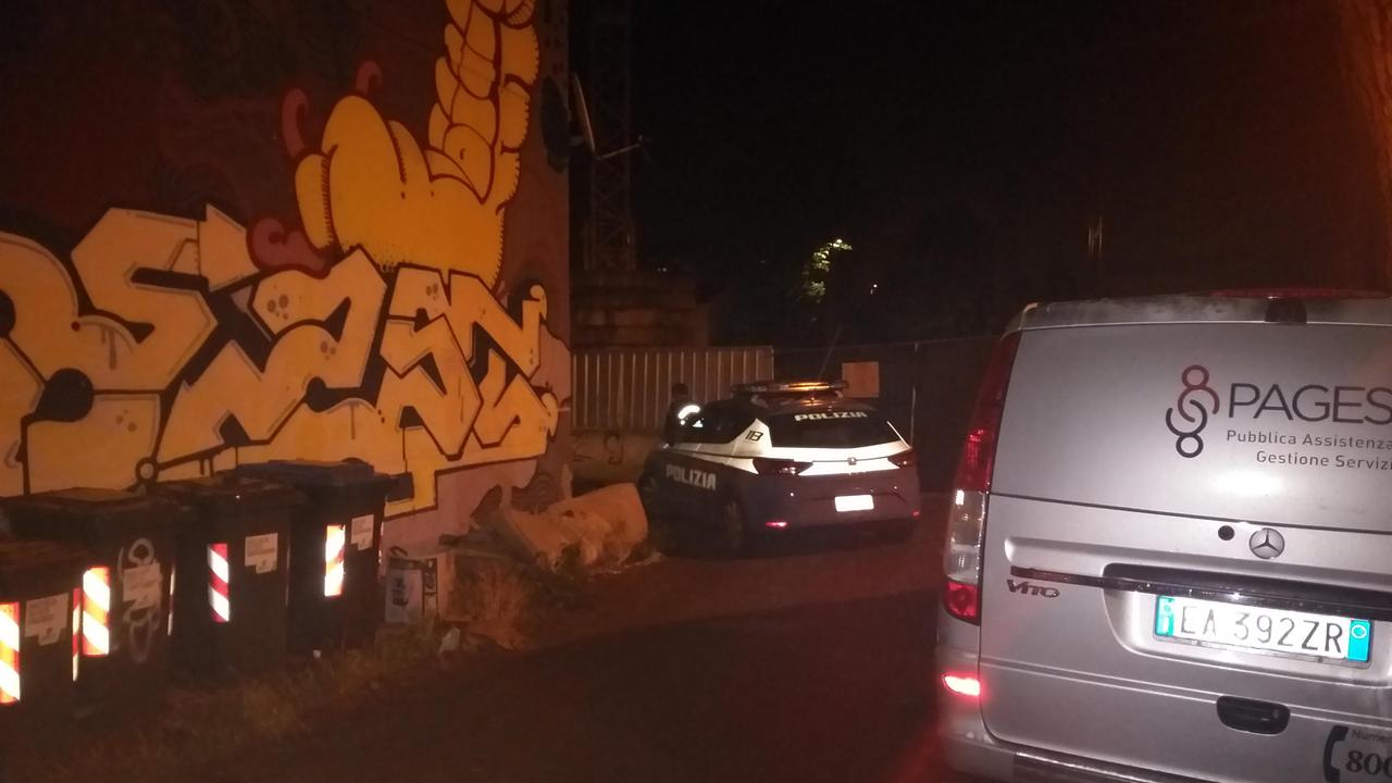 La polizia nella casa dove è stato trovato il corpo senza vita di un 55enne