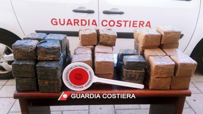 Al largo di Alghero galleggia un pacco con 40 chili di droga: la Guardia costiera lo recupera
