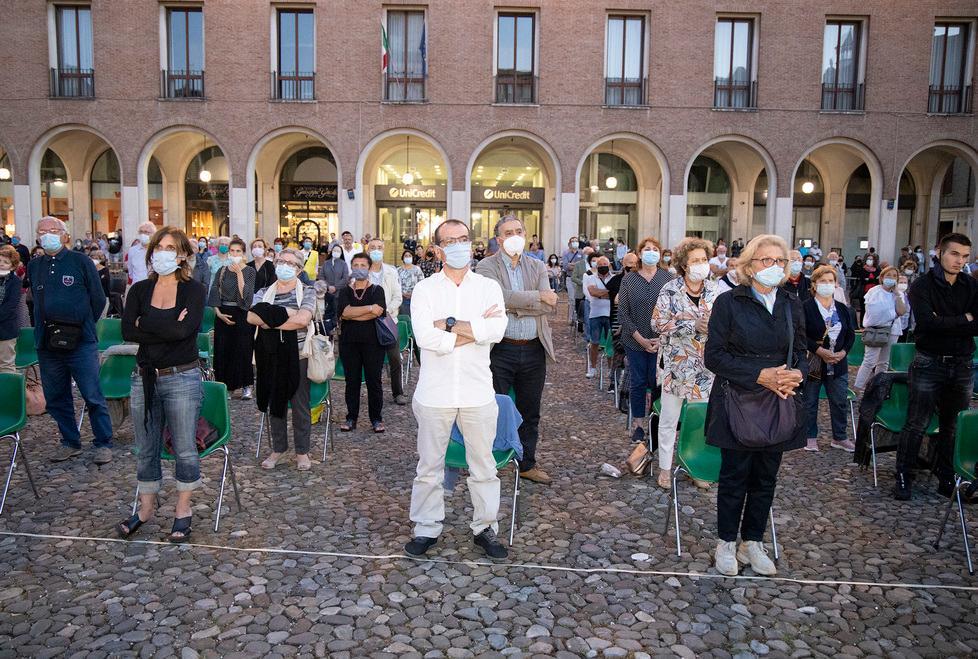 Modena, la messa per i defunti: Gli occhi lucidi e il dolore composto di chi soffre ancora con tanta dignità 