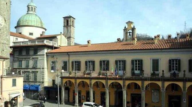 Un maxi dehors in centro sconti Tari e sugli affitti per aiutare il commercio