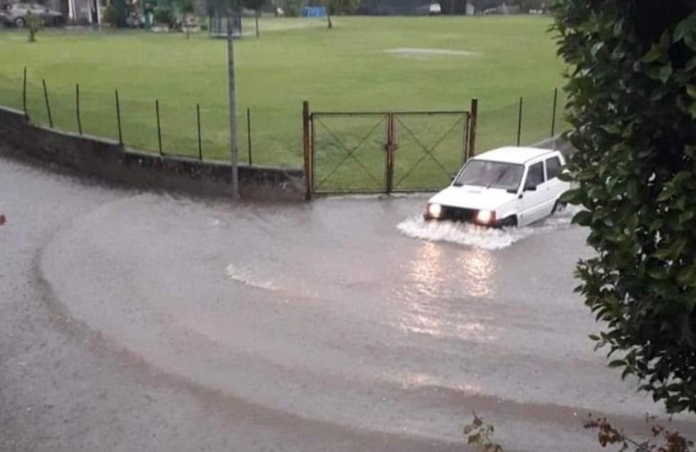 Strade come piscine disagi a Strettoia a causa della pioggia