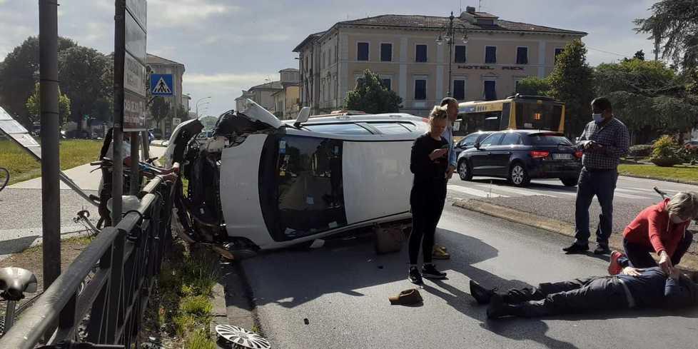 Auto investe pedone e si ribalta alla stazione
