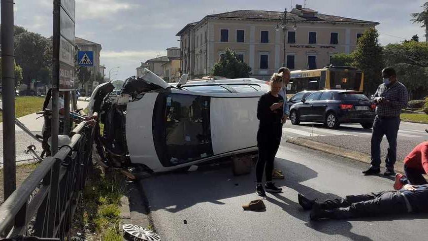 Auto investe pedone e si ribalta alla stazione