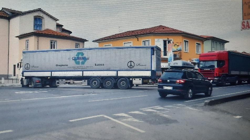 Quell’andirivieni di Tir aspettando una soluzione