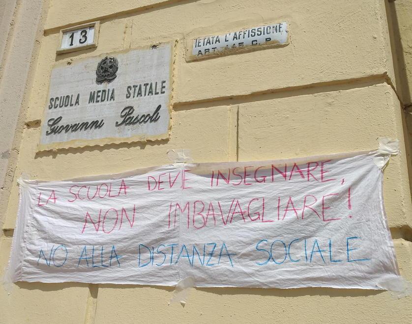 Cartelli contro la didattica a distanza