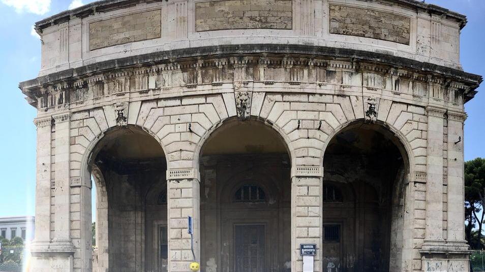 Cedimenti, infiltrazioni d’acqua e degrado Barriera Margherita è stata transennata