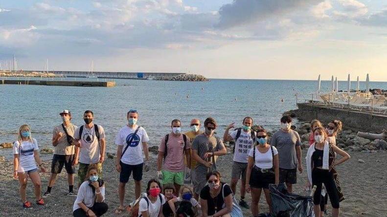 Mascherine e distanze ma torna in azione Clean Up Rosignano