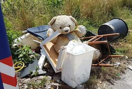 Teddy Bear abbandonato per un giorno tra i rifiuti è “adottato” da qualcuno