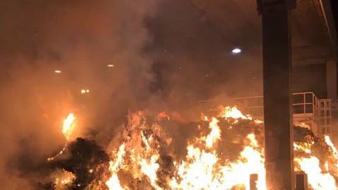 Prende fuoco cumulo di rifiuti nella zona di selezione Hera
