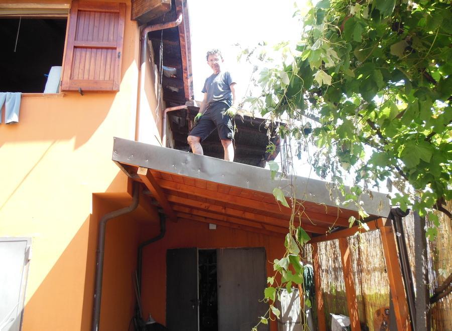 Casa per metà inagibile «Non sappiamo ancora l’origine dell’incendio»