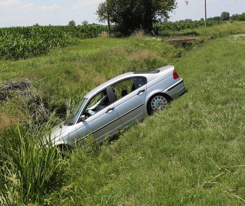 Prima contro un palo, poi nel fosso