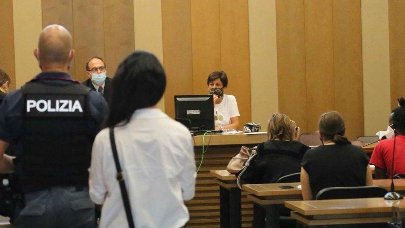 La Polfer li controlla ma finisce a botte Per due c’è l’arresto