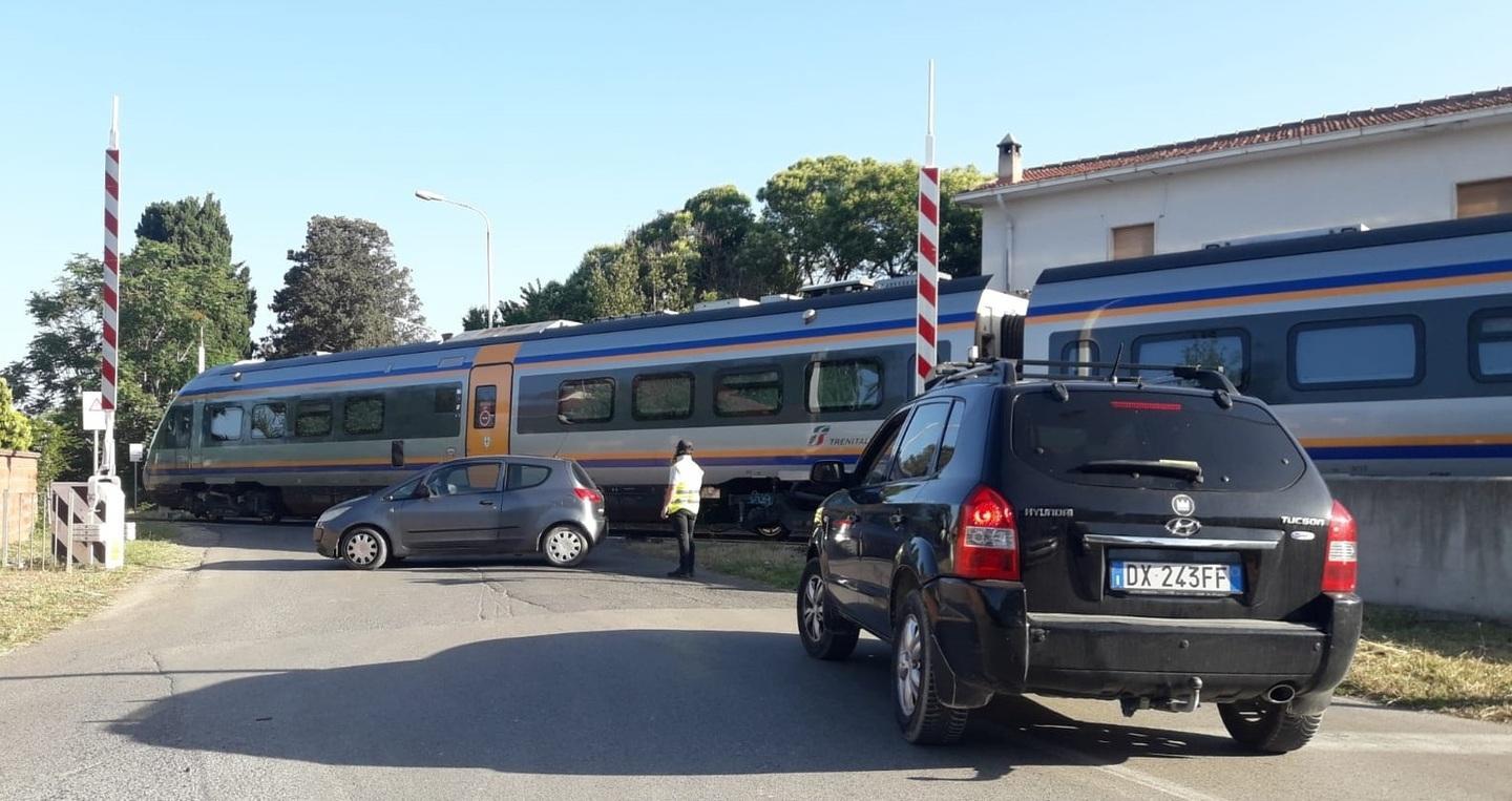 Sbarre alzate, il treno deve fermarsi 
