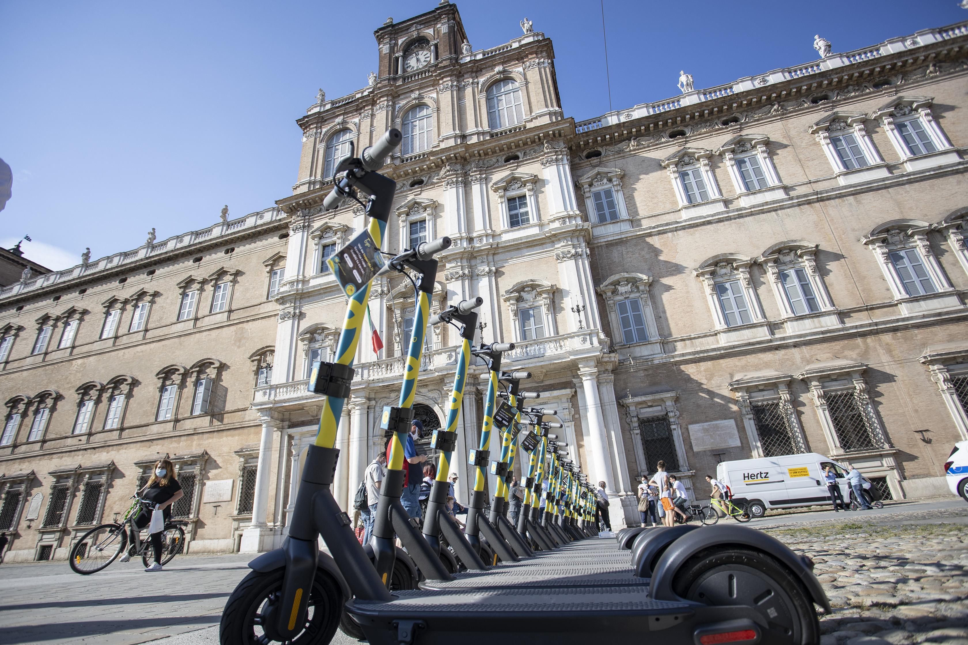 Modena Monopattino Togo Record di noleggi «Servono norme per la sicurezza» 