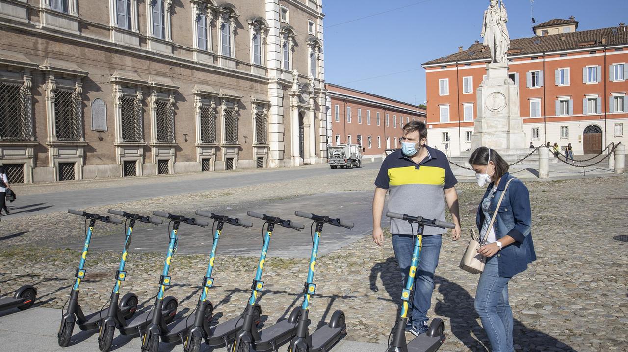 Modena Monopattini a noleggio. Iniziano i furti. C’è chi ne ha rubato uno e lo ha “legato”... sotto casa