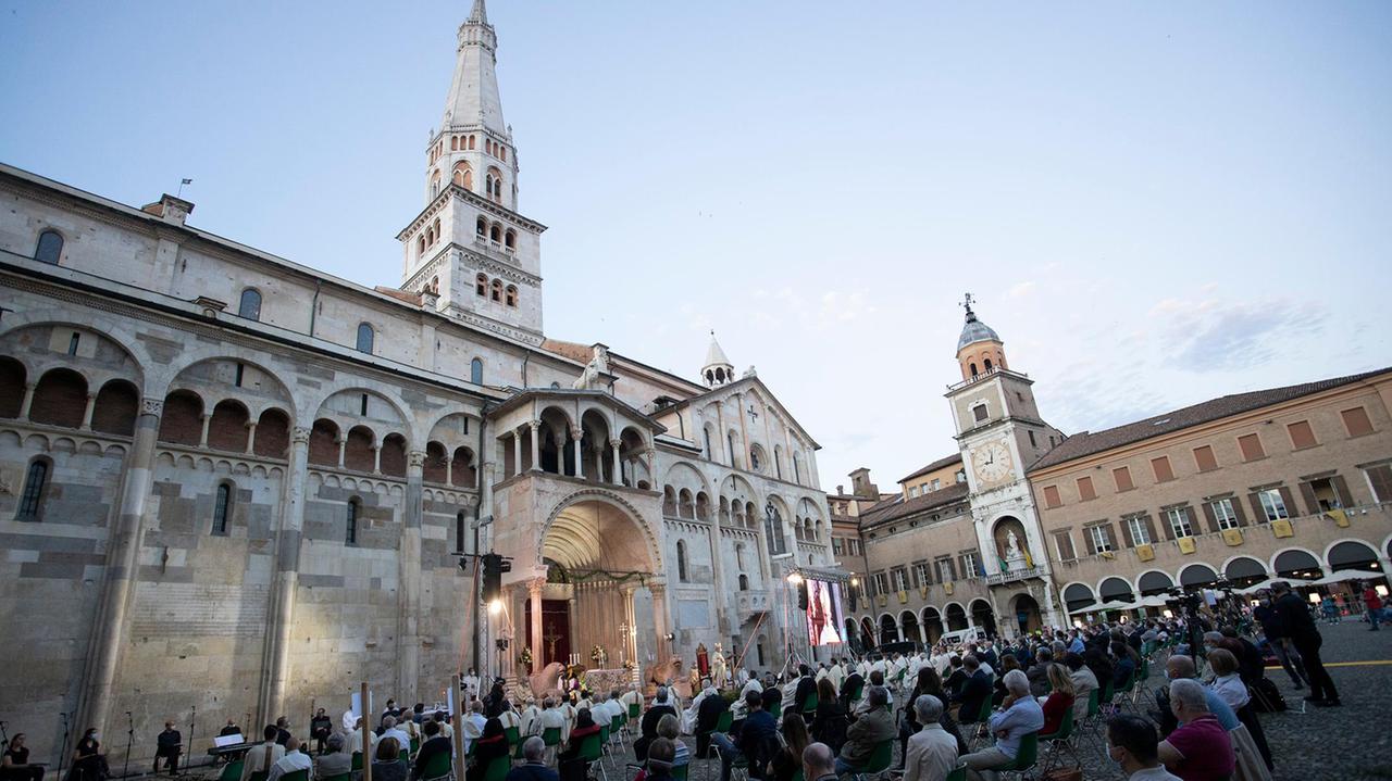 Coronavirus. In una piazza gremita Modena ricorda i morti tra silenzi ed emozioni
