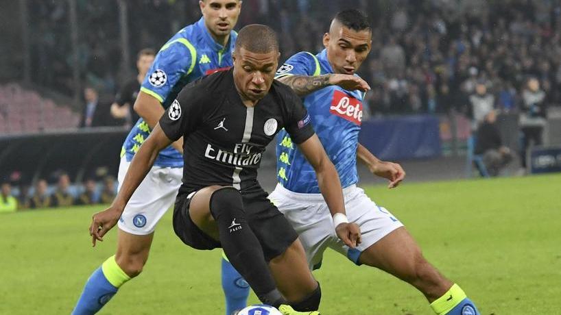 Kylian Mbappè qui in azione contro Allan e Maksimovic del Napoli