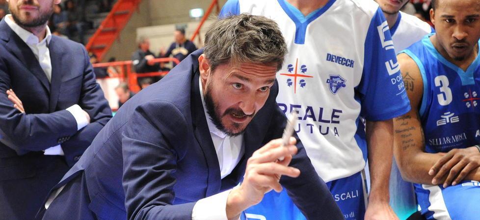 Gianmarco Pozzecco non sarà più il coach di Sassari