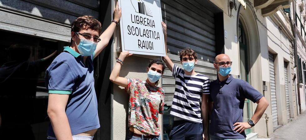 Si rialza la saracinesca della libreria Raugi in piazza Magenta: foto di gruppo per i giovani protagonisti