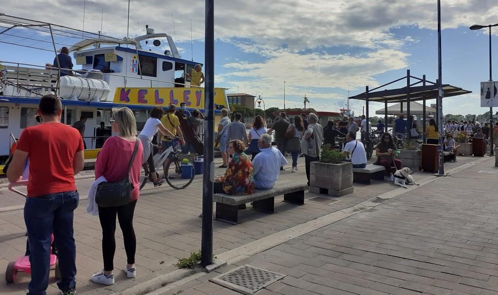 Lidi, il meteo frena la voglia del bagno. Ma nei ristoranti c’è il gran pienone 