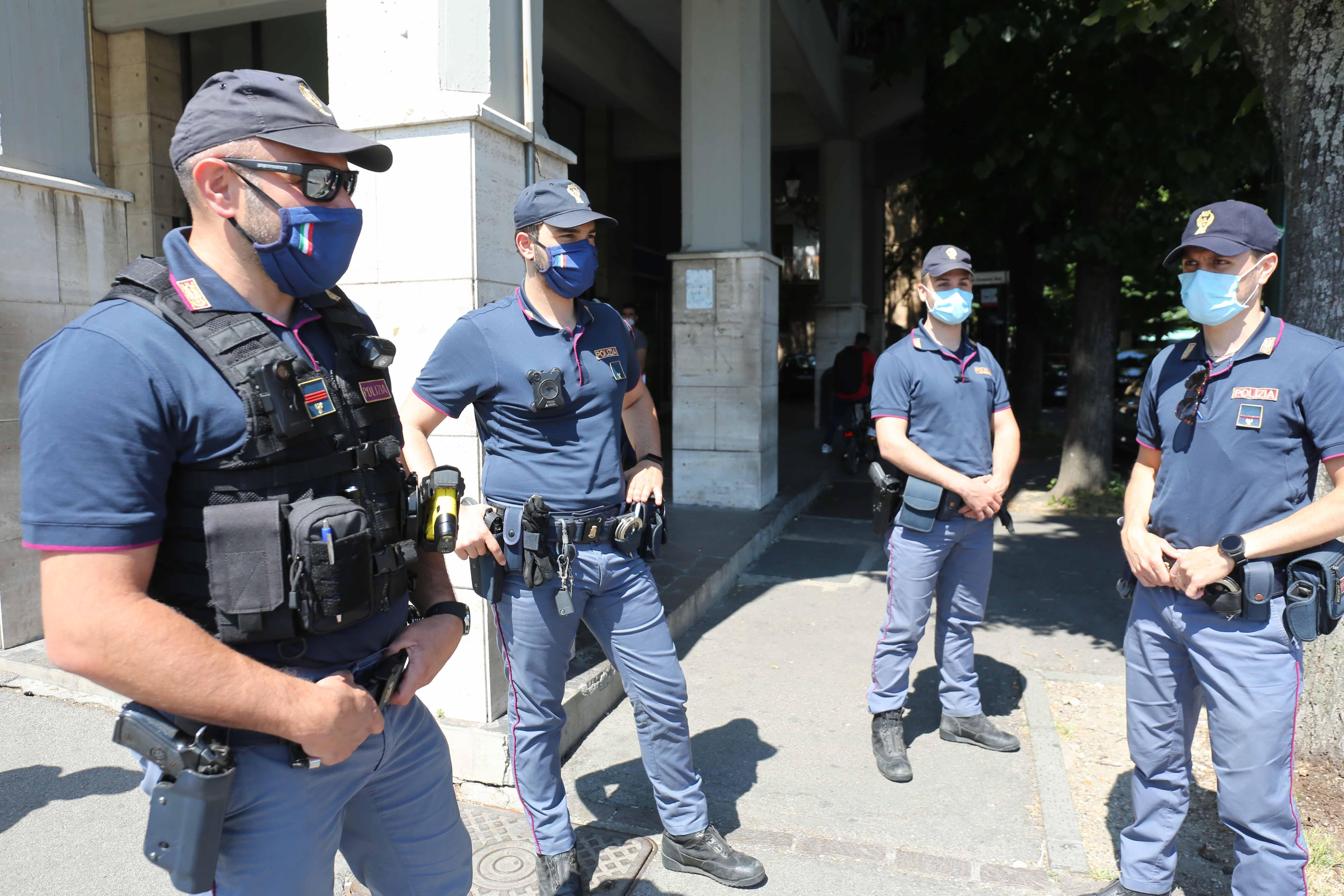 Reggio Emilia, aggrediscono la polizia che chiede loro di mettere le mascherine: arrestati