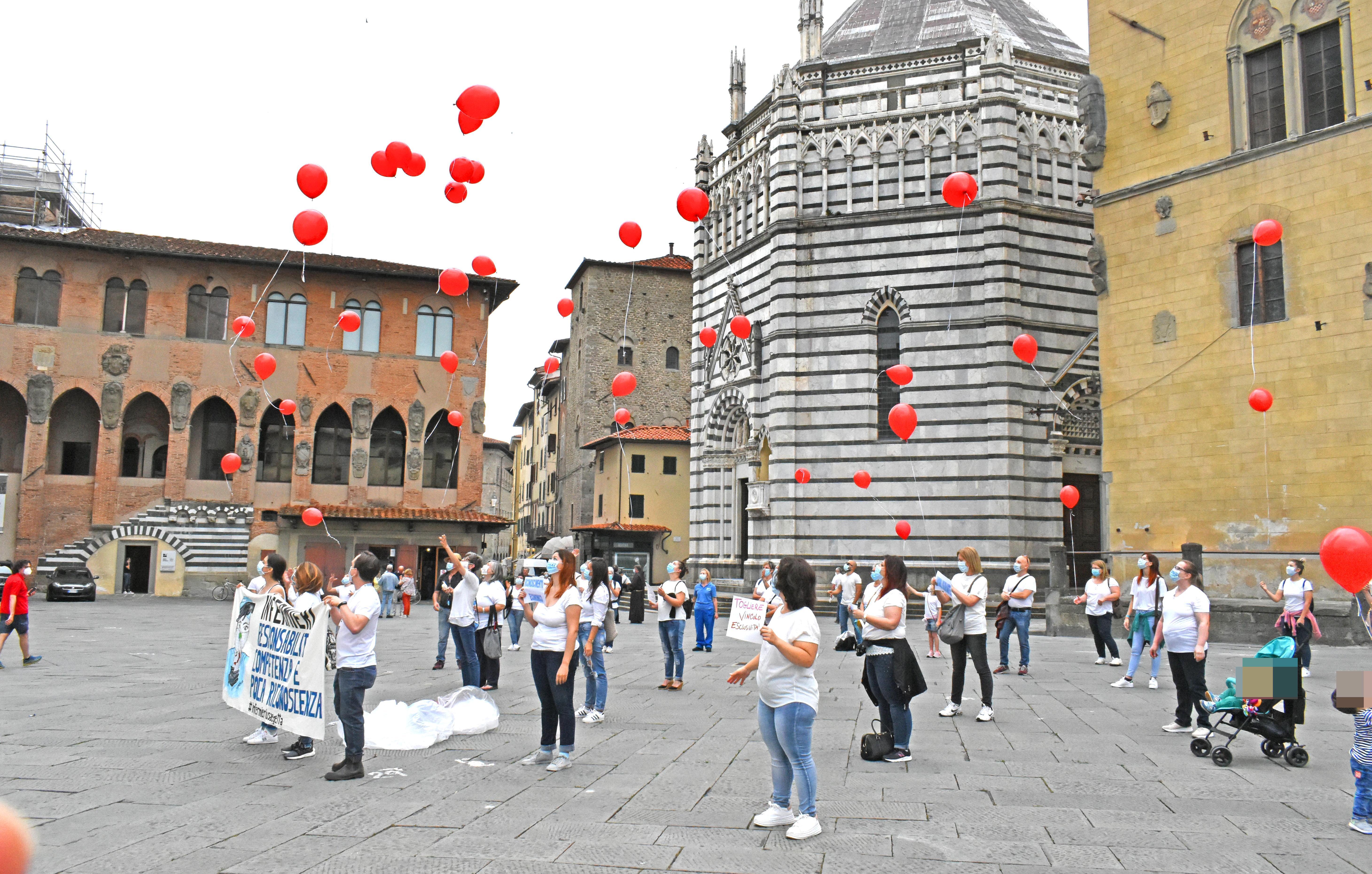Infermieri in piazza a Pistoia: tanti palloncini rossi per ricordare i colleghi uccisi dal Covid - Video