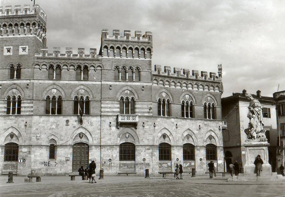 Piazza Dante fotografata dai primi piloti statunitensi nel 1944-1945 (http://webdefence.global.blackspider.com)
