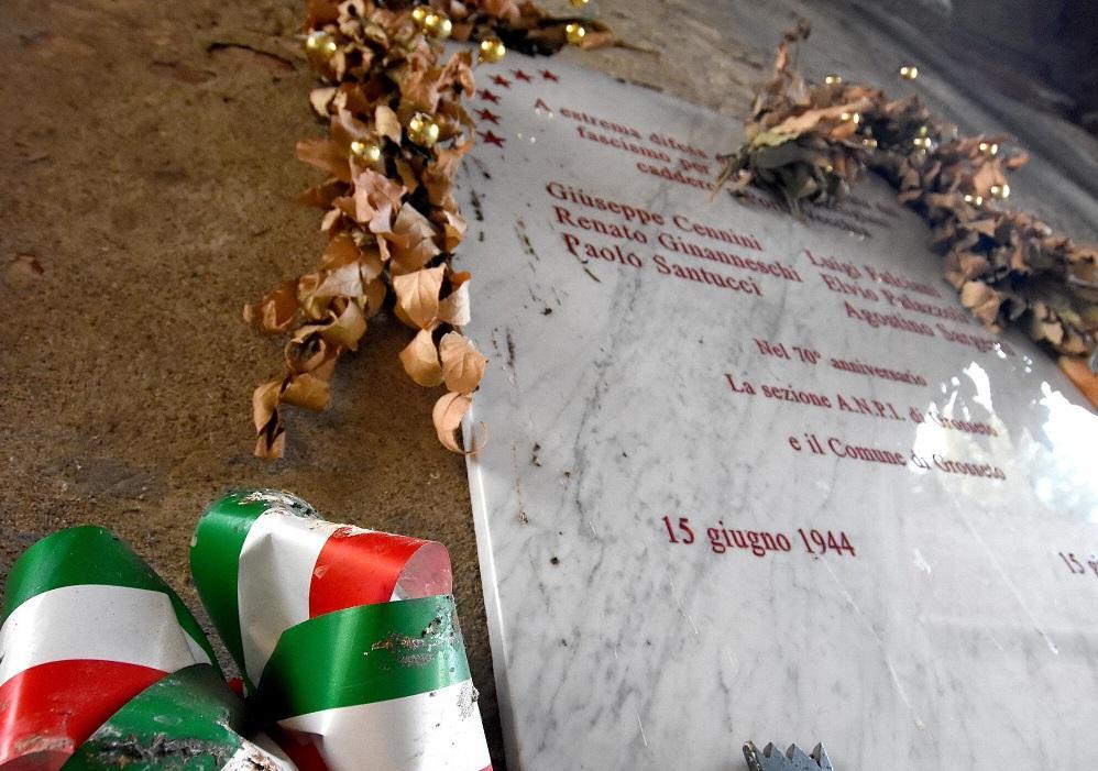 La lapide a Porta Vecchia in memoria della liberazione di Grosseto (foto Agenzia Bf)