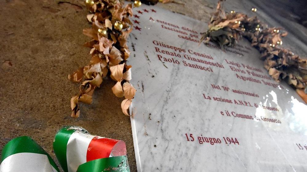 La lapide a Porta Vecchia in memoria della liberazione di Grosseto (foto Agenzia Bf)