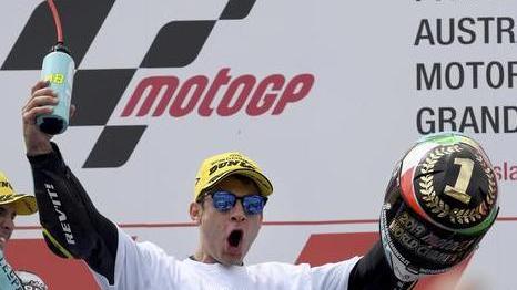 Lorenzo Dalla Porta sul podio come campione del Mondo di Moto3