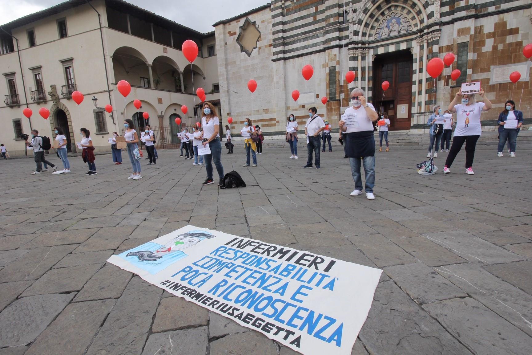 Il flash mob del Movimento Nazionale Infermieri in piazza Duomo a Prato (foto Batavia)