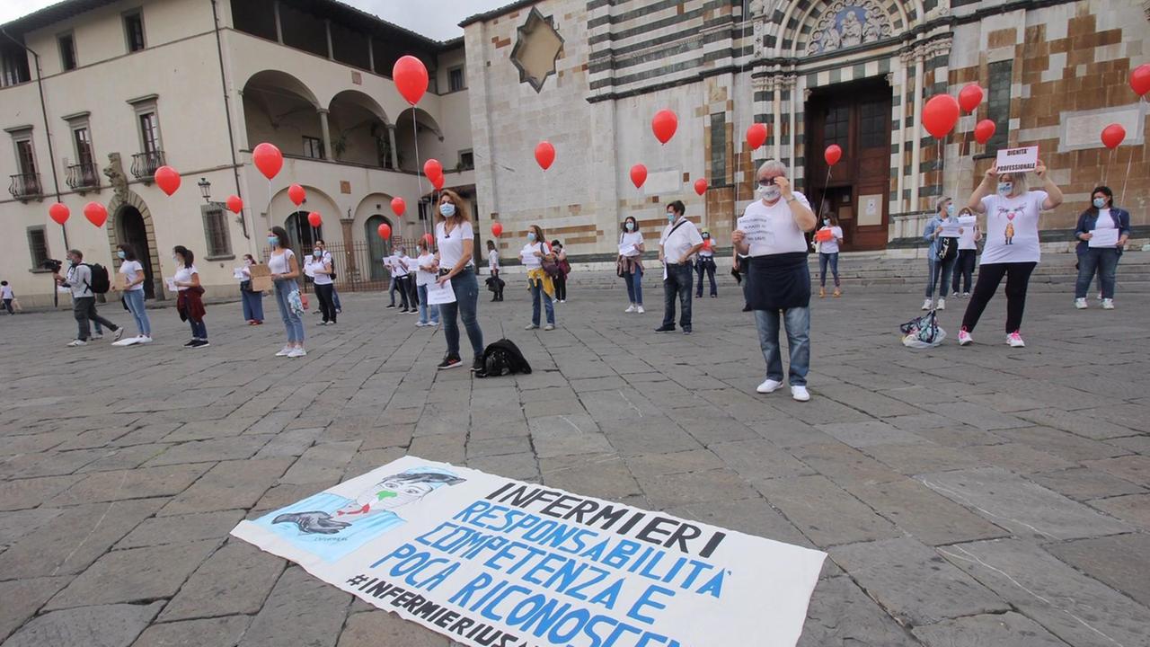 Il flash mob del Movimento Nazionale Infermieri in piazza Duomo a Prato (foto Batavia)