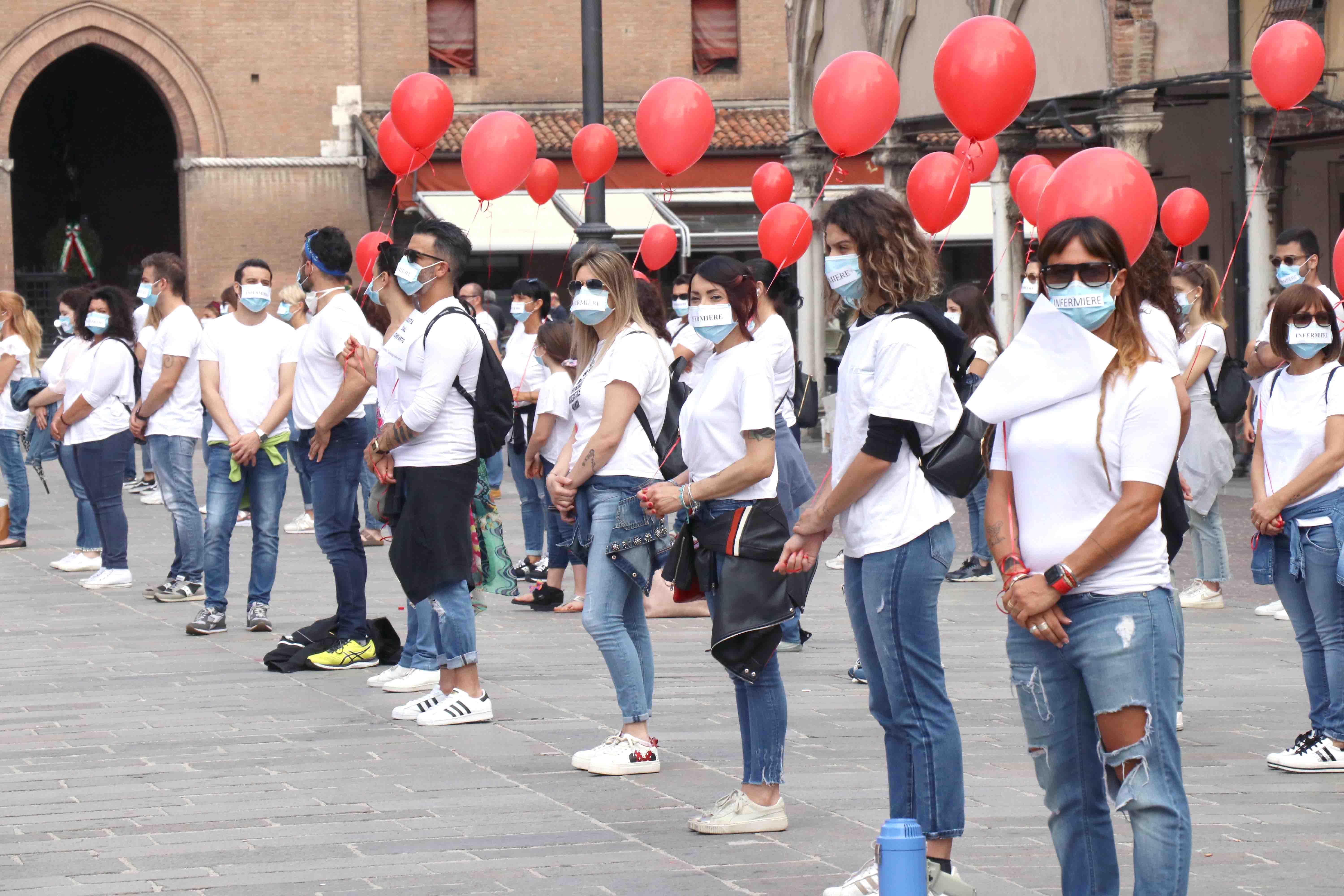 "Noi, infermieri usa e getta". A Ferrara la protesta della sanità