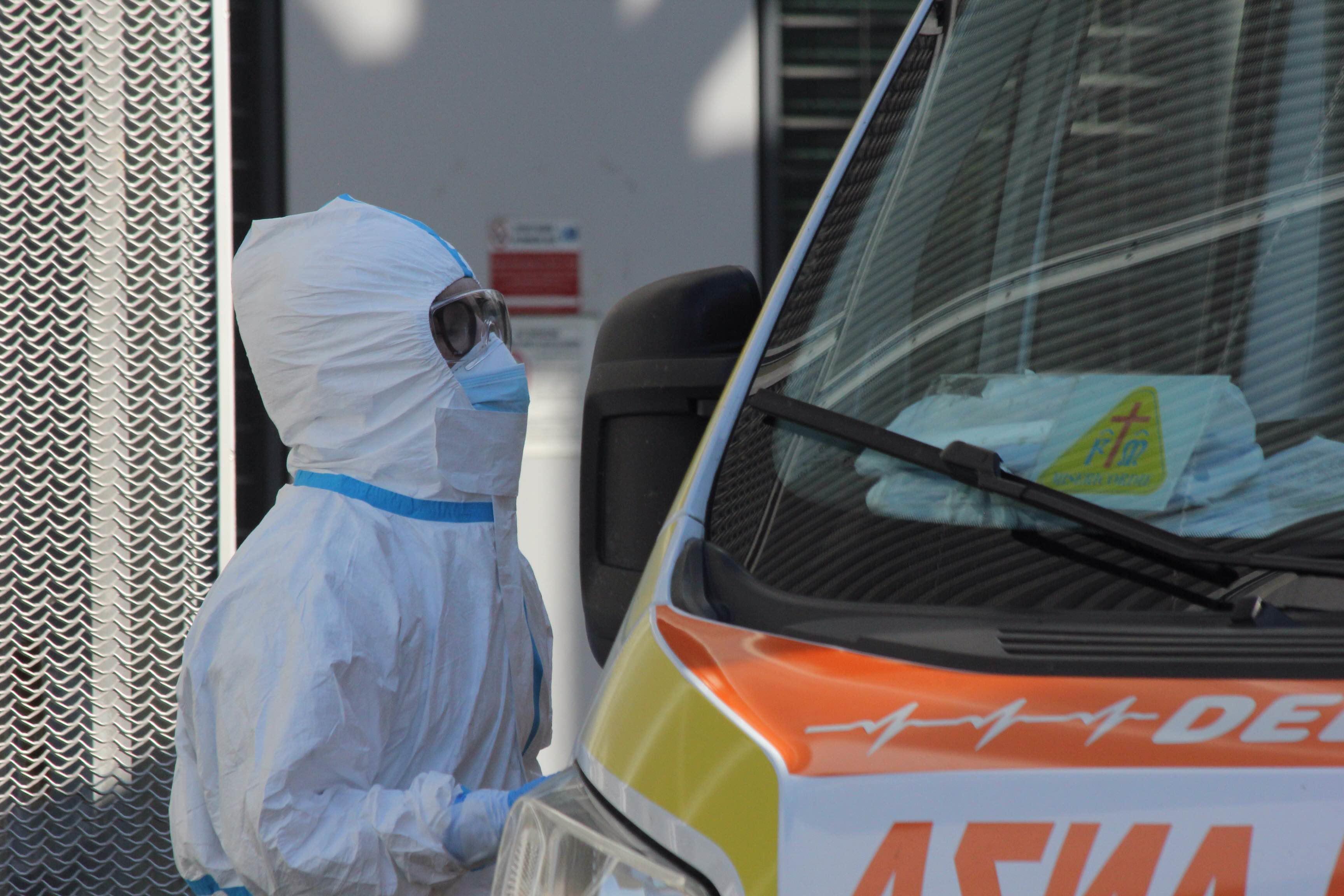 Un operatore sanitario durante il periodo Covid-19 (foto archivio)