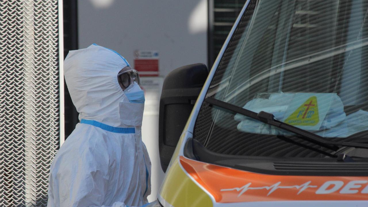 Un operatore sanitario durante il periodo Covid-19 (foto archivio)