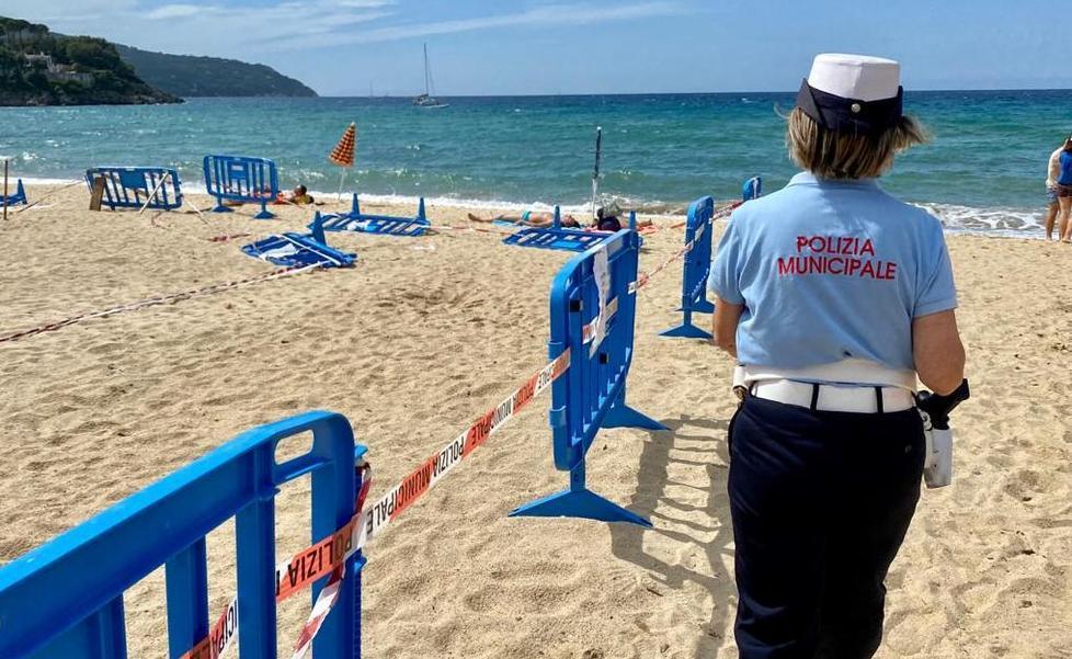 Due granate riemerse dal mare: transennata parte della spiaggia 