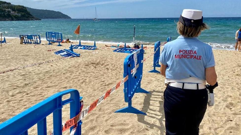 Due granate riemerse dal mare: transennata parte della spiaggia
