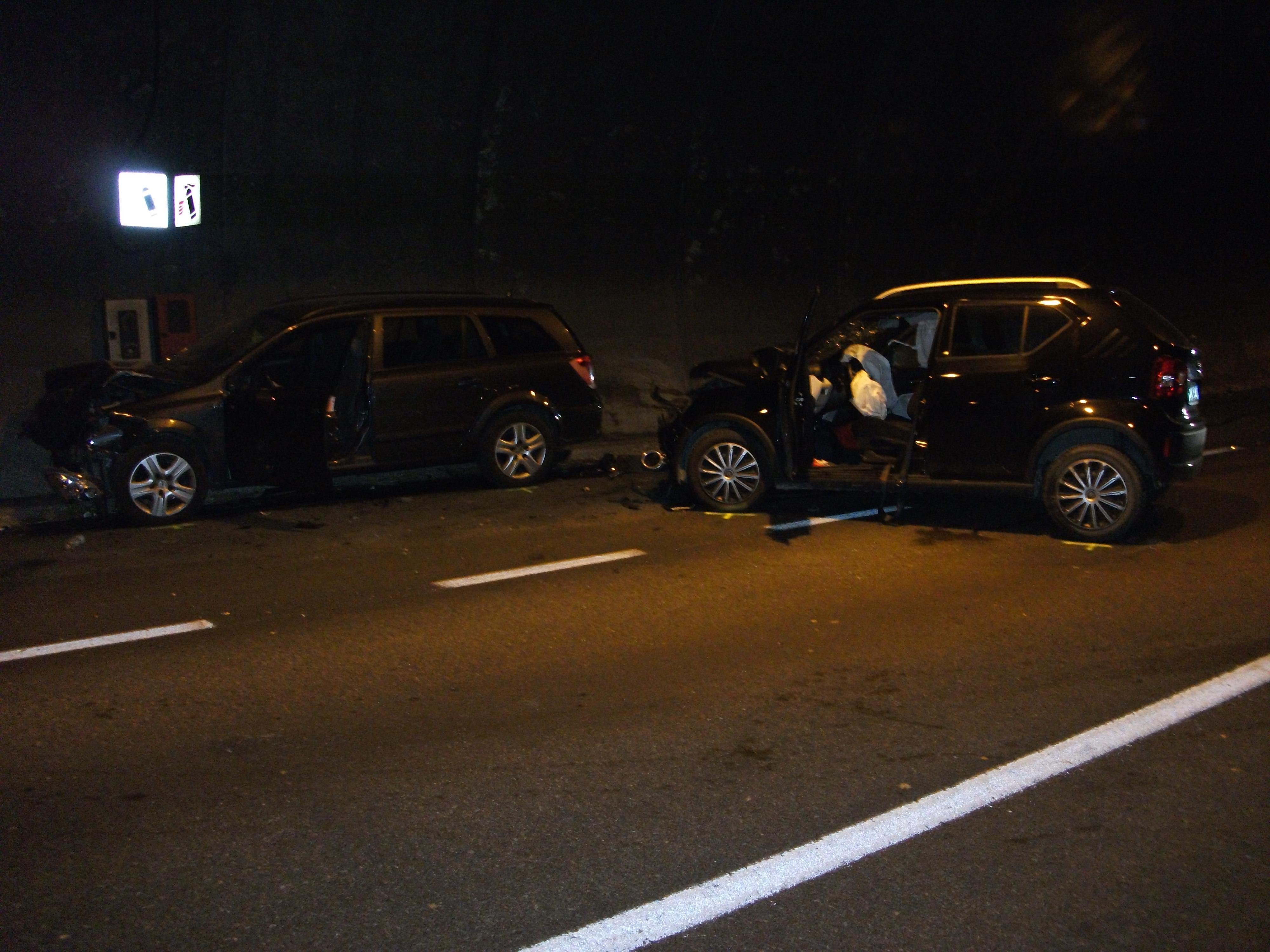 Frontale tra due auto in galleria: quattro persone ferite