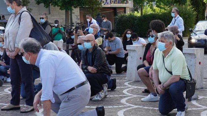 In ginocchio contro il razzismo: Pontedera condanna i pregiudizi