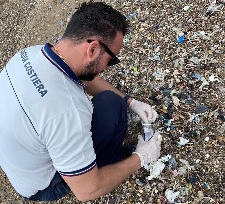 Microplastica nel mare di Reale a Porto Azzuro, accertamenti della guardia costiera 